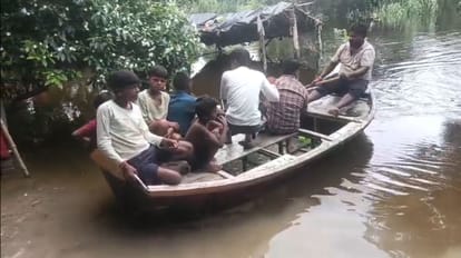 अमावां ब्लॉक क्षेत्र के लोधीपुर गांव में नाव से आवागमन करते ग्रामीण। 
