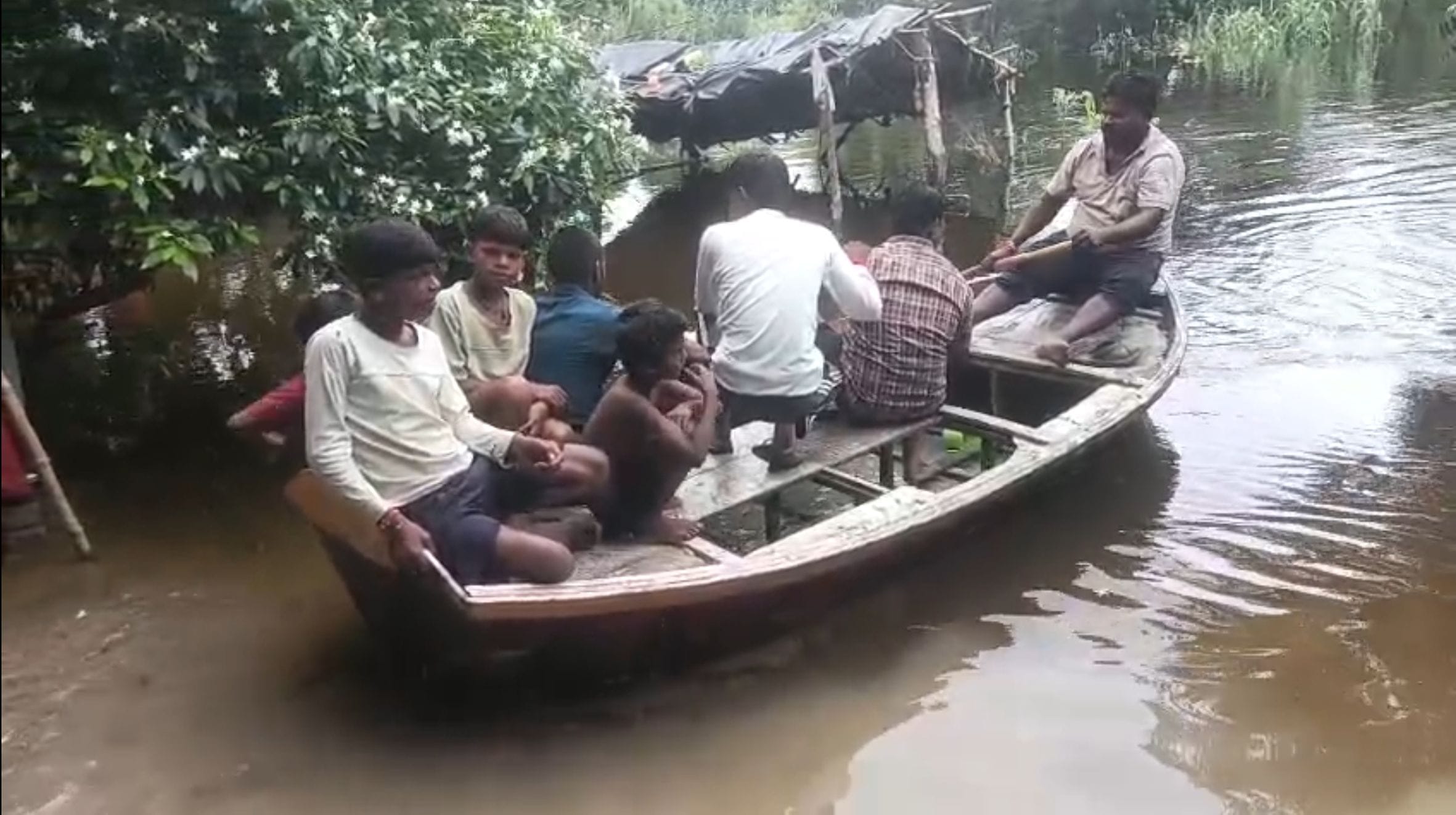 अमावां ब्लॉक क्षेत्र के लोधीपुर गांव में नाव से आवागमन करते ग्रामीण। 