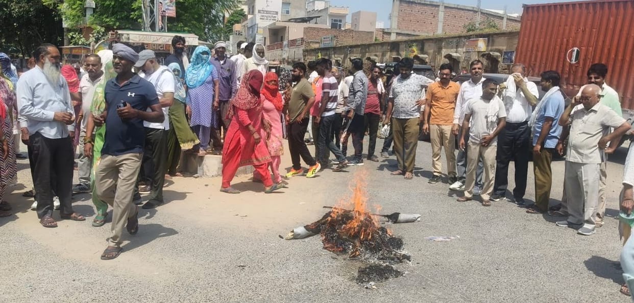 Piles of garbage cause distress to residents; sanitation workers burn the government in effigy after their demands remain unmet.