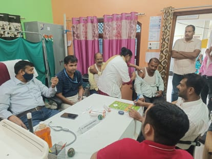 अस्पताल में स्वाइन फ्लू से बचाव के लिए आरआरटीम को वैक्सीन लगाती एएनएम। स्वास्थ्य विभाग