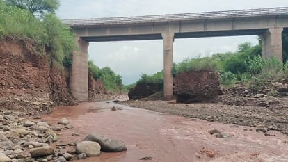 अंदरोला खड्ड में लगातार हो रहे खनन से  पुल के साथ होने लगा भूमि कटाव- संवाद