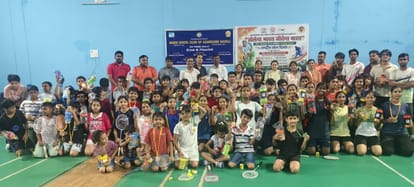 बैडमिंटन प्रतियोगिता के समापन पर पुरस्कार के साथ खिलाड़ी। स्रोत-खेल विभाग