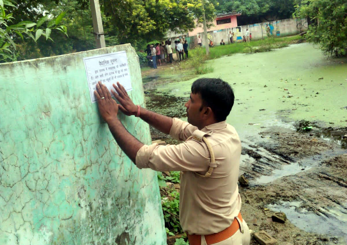 Panic due to crocodile in the pond next to the school