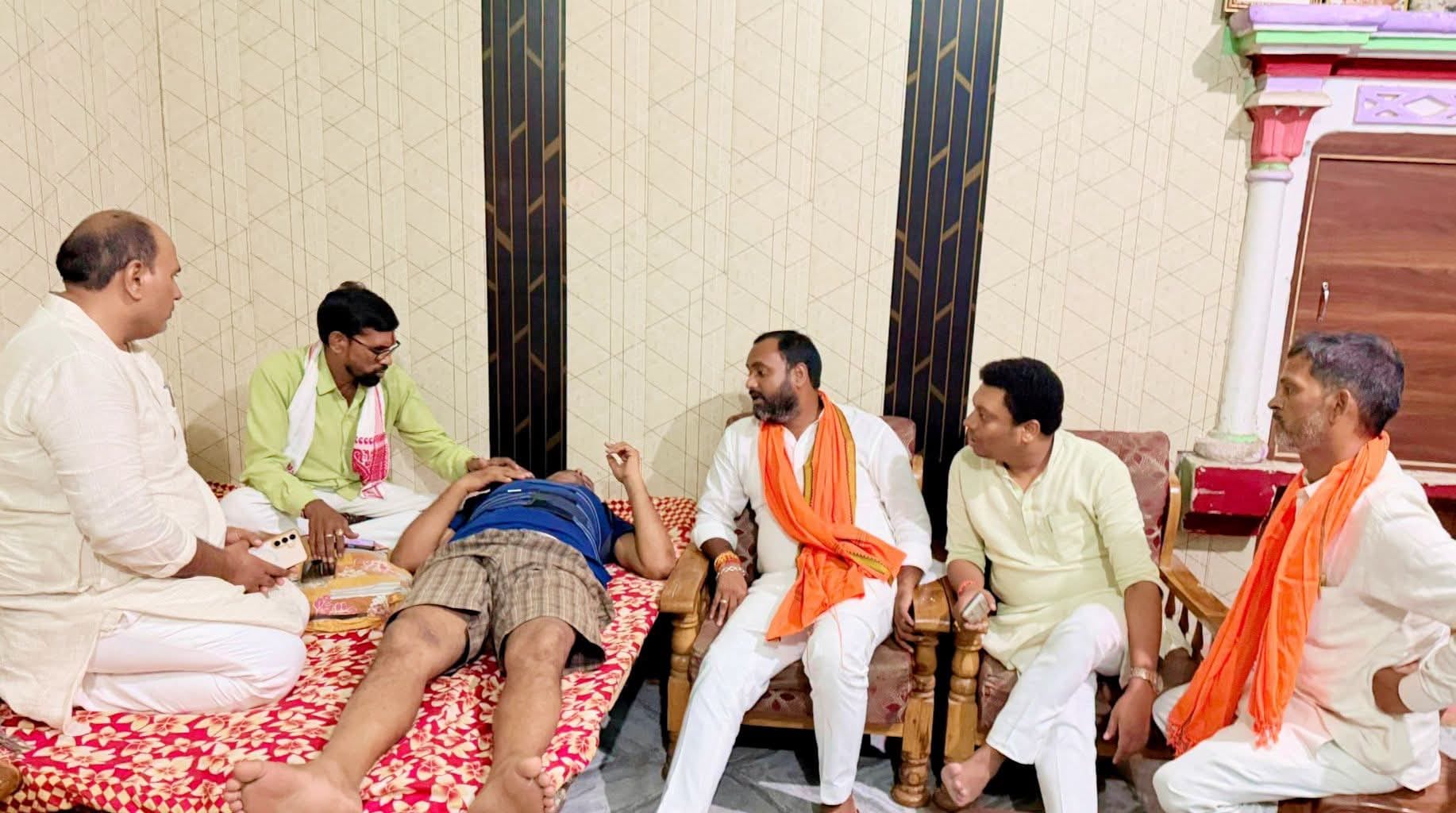 भाजपा जिला उपाध्यक्ष को देखने पहुंचे जिला अध्यक्ष दिलीप पटेल देव