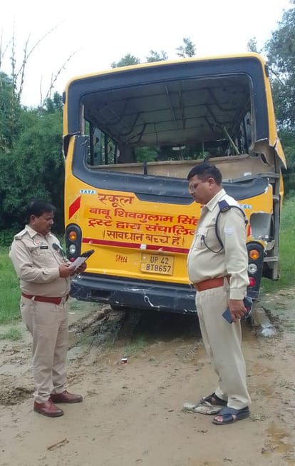 . भाले सुल्तान शहीद स्मारक में रानीगंज-थौरी के पास हुए हादसे में बस की जांच करते पीटीओ दिनेश रा