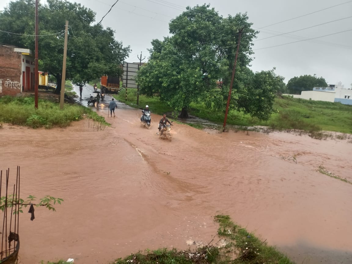 63 mm of rainfall turned roads into ponds; water released from dams caused rivers and streams to overflow, submerging bridges and underpasses.