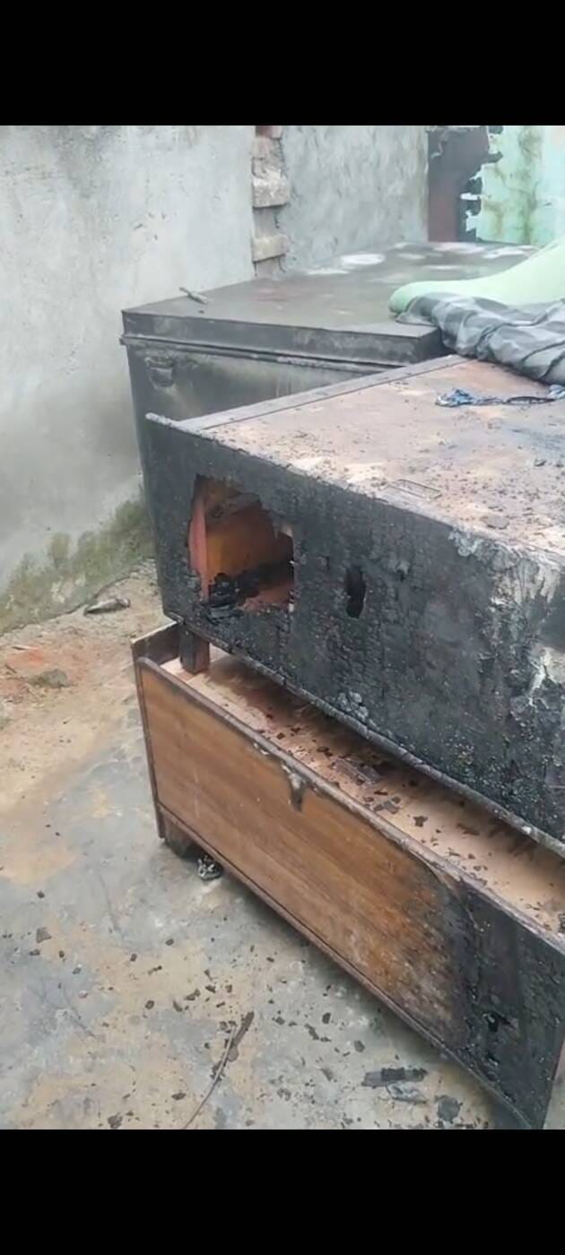 A short circuit caused a massive fire in the house, burning household items.