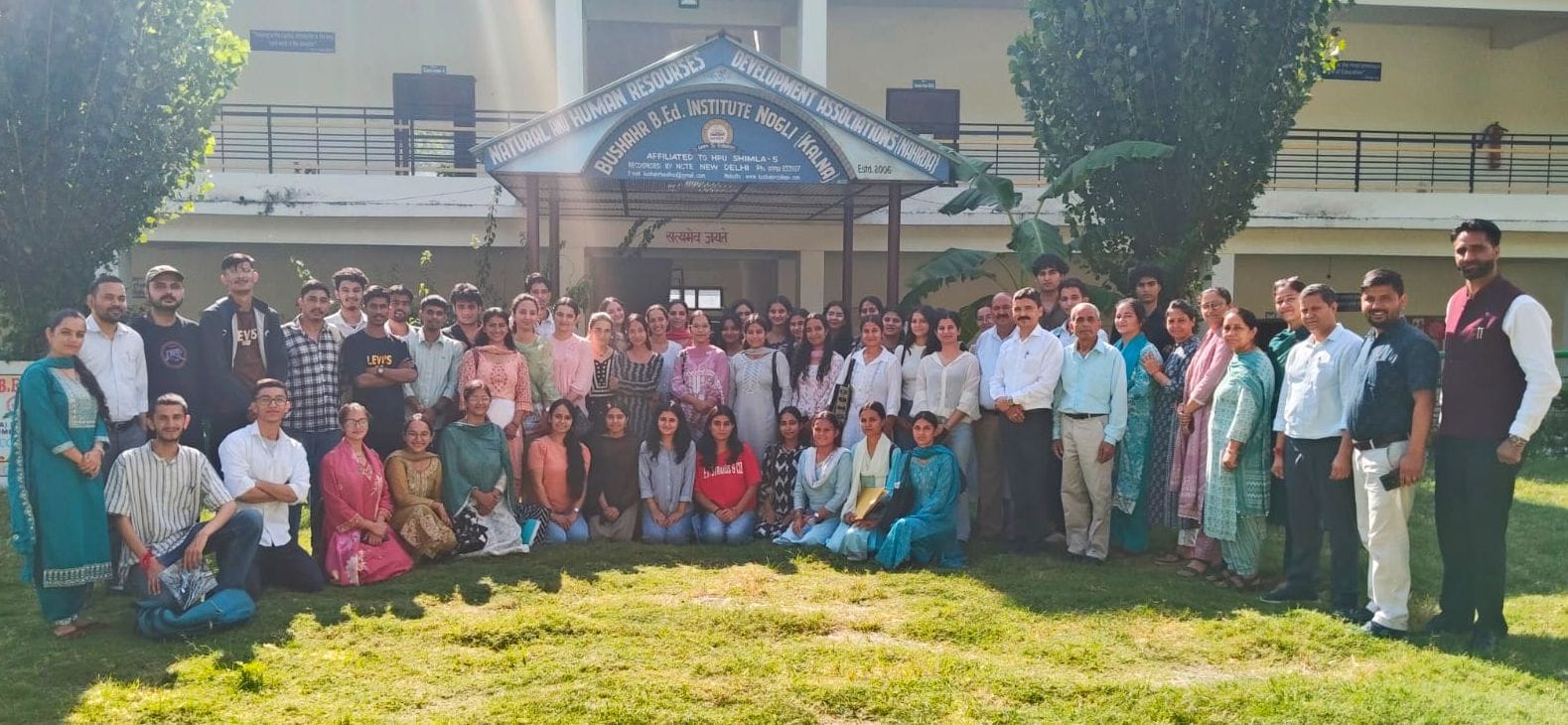 बुशहर बीएड संस्थान नोगली में आयोजित कार्यक्रम में मौजूद नए विद्यार्थी और शिक्षक। स्रोत : संस्था