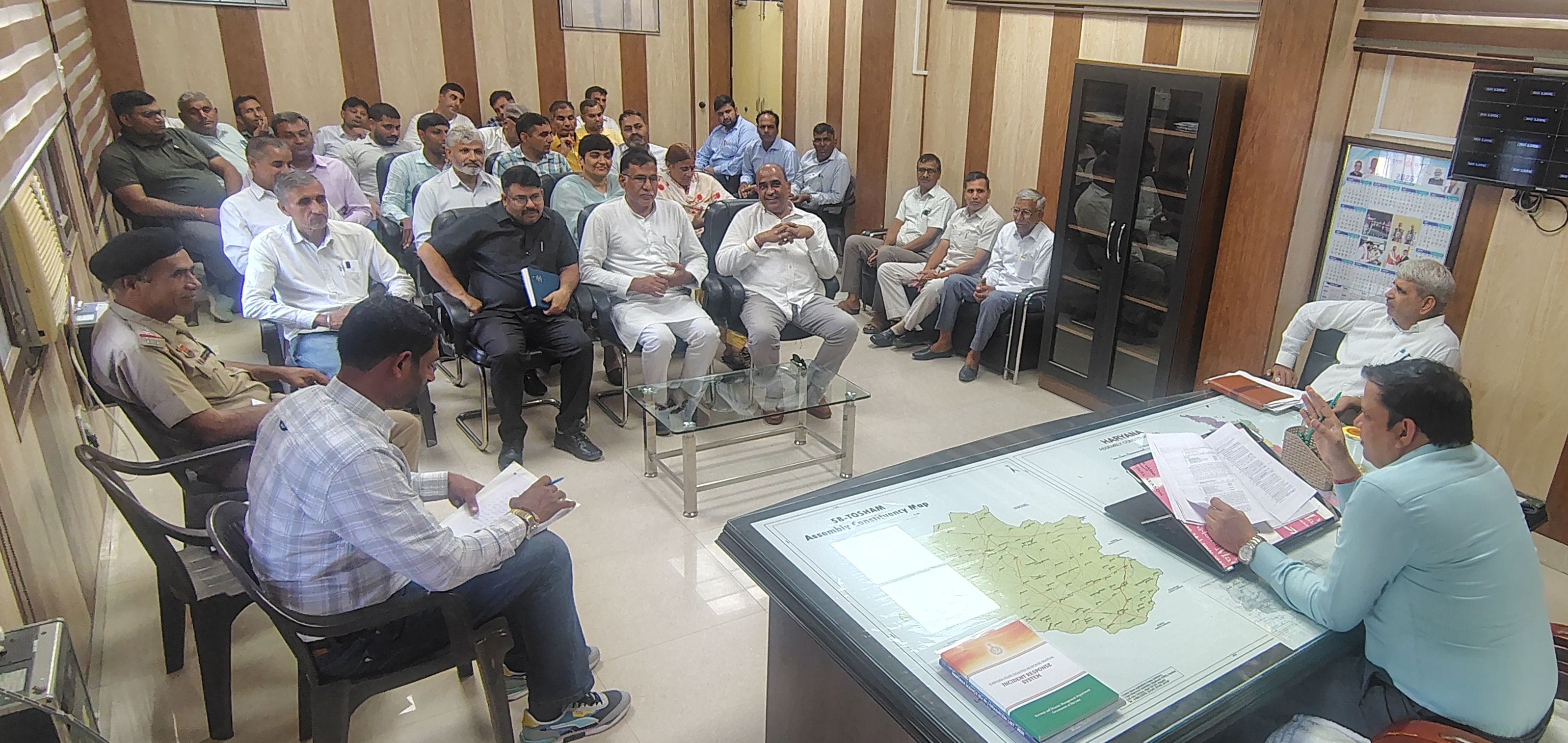 बैठक को संबोधित करते एसडीएम संदीप कुमार।