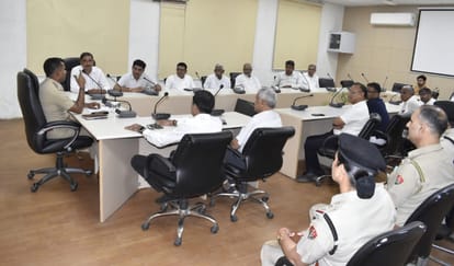 बैठक में मौजूद एसपी लोगेश कुमार व अन्य अधिकारी। 