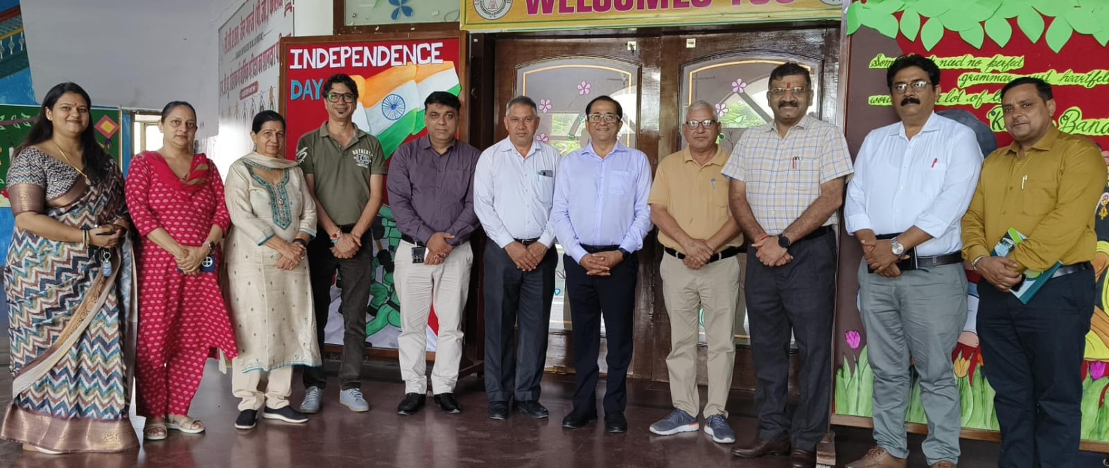 बैठक में उपस्थित विभिन्न विद्यालयों के प्रतिनिधि।