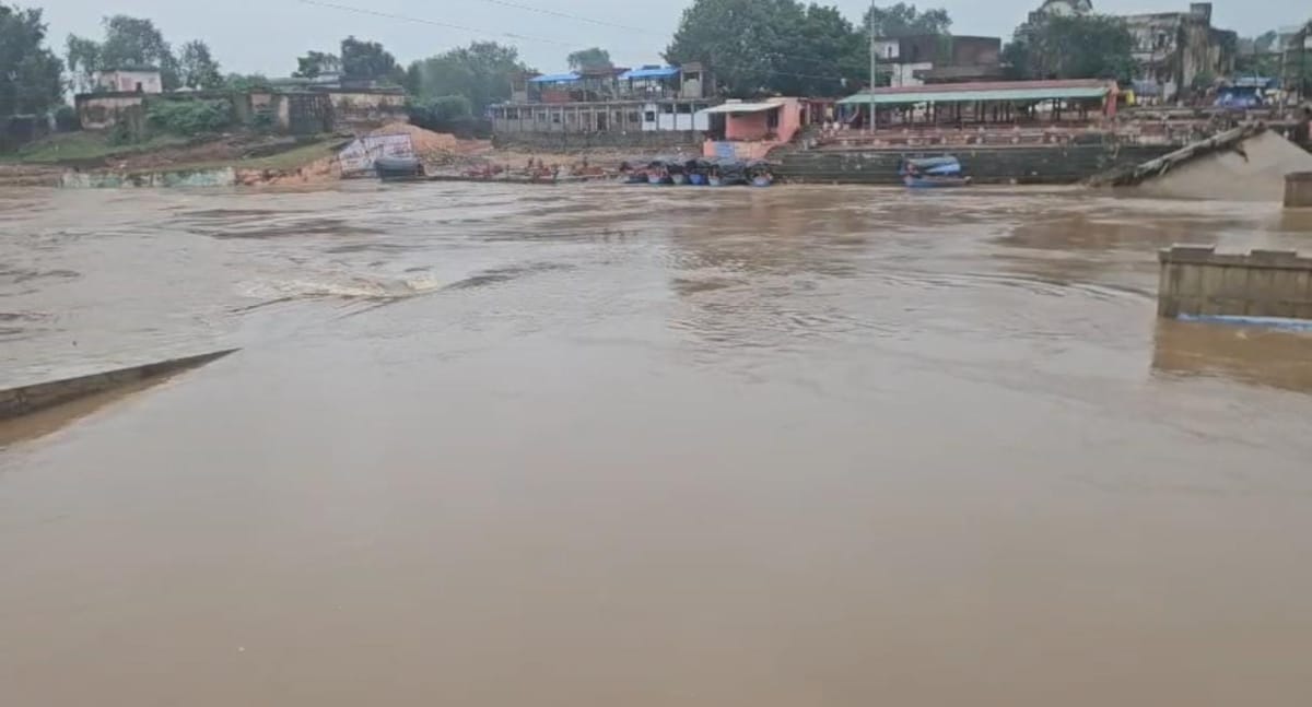 चित्रकूट में फिर उफान पर मंदाकिनी नदी, तीसरी बार सड़कों तक पहुंचा पानी; बढ़ी लोगों की चिंता