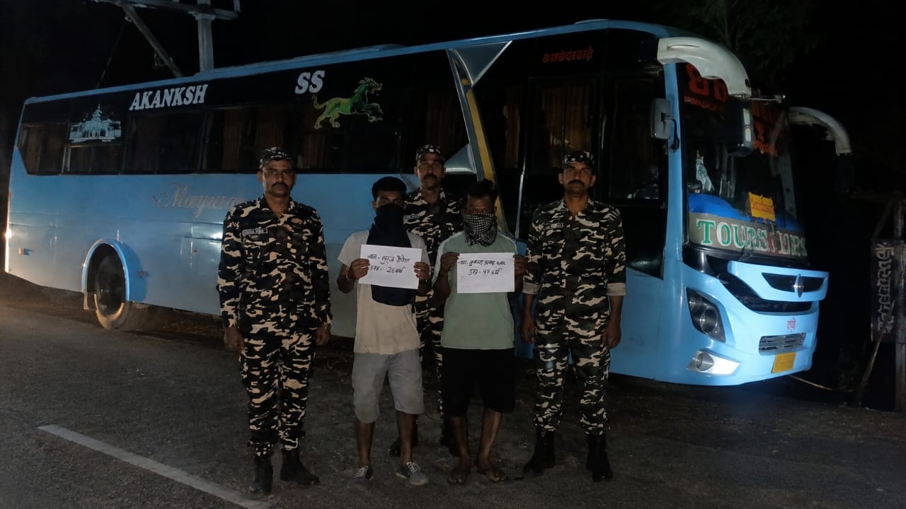 बढ़नी एसएसबी के गिरफ्त में बस के साथ आरोपी। स्रोत एसएसबी