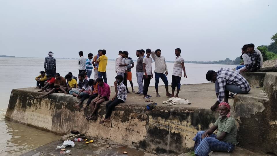 चोचकपुर स्थित मौनी बाबा गंगा घाट पर गंगा में सगी बहनों के डूबने के बाद जुटे परिजन व ग्रामीण। सं