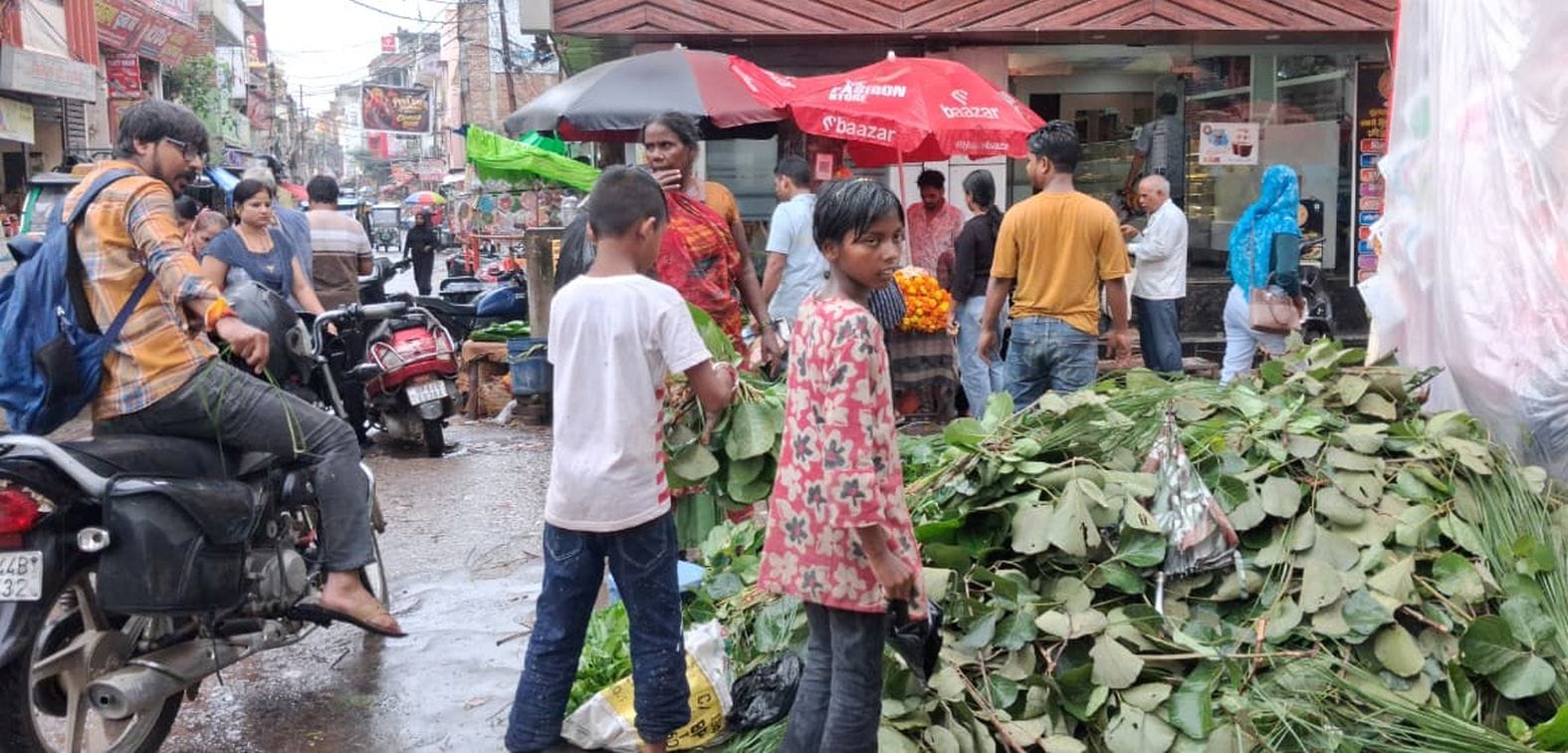 चौक इलाके में बिक्री के लिए रखा ढाक, महुआ और कुश। संवाद