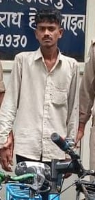 चौक कोतवाली पुलिस की गिरफ्त में आरोपी। स्रोत: पुलिस