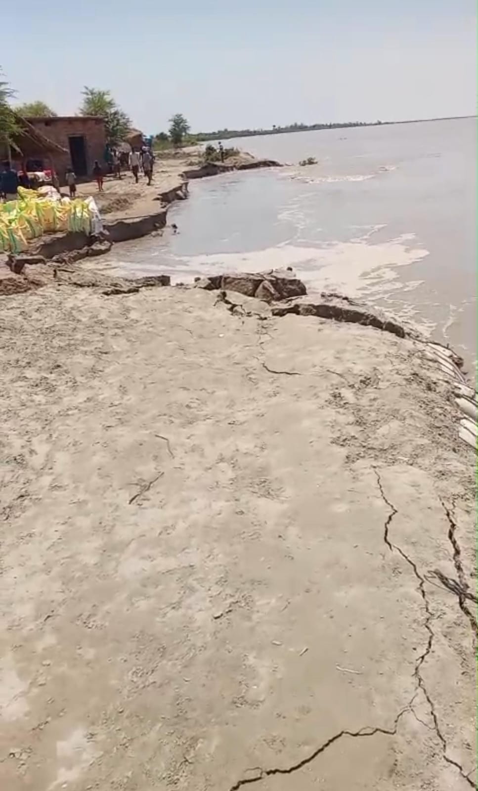 Ghaghra river reached the doorsteps of houses, villagers started packing their belongings