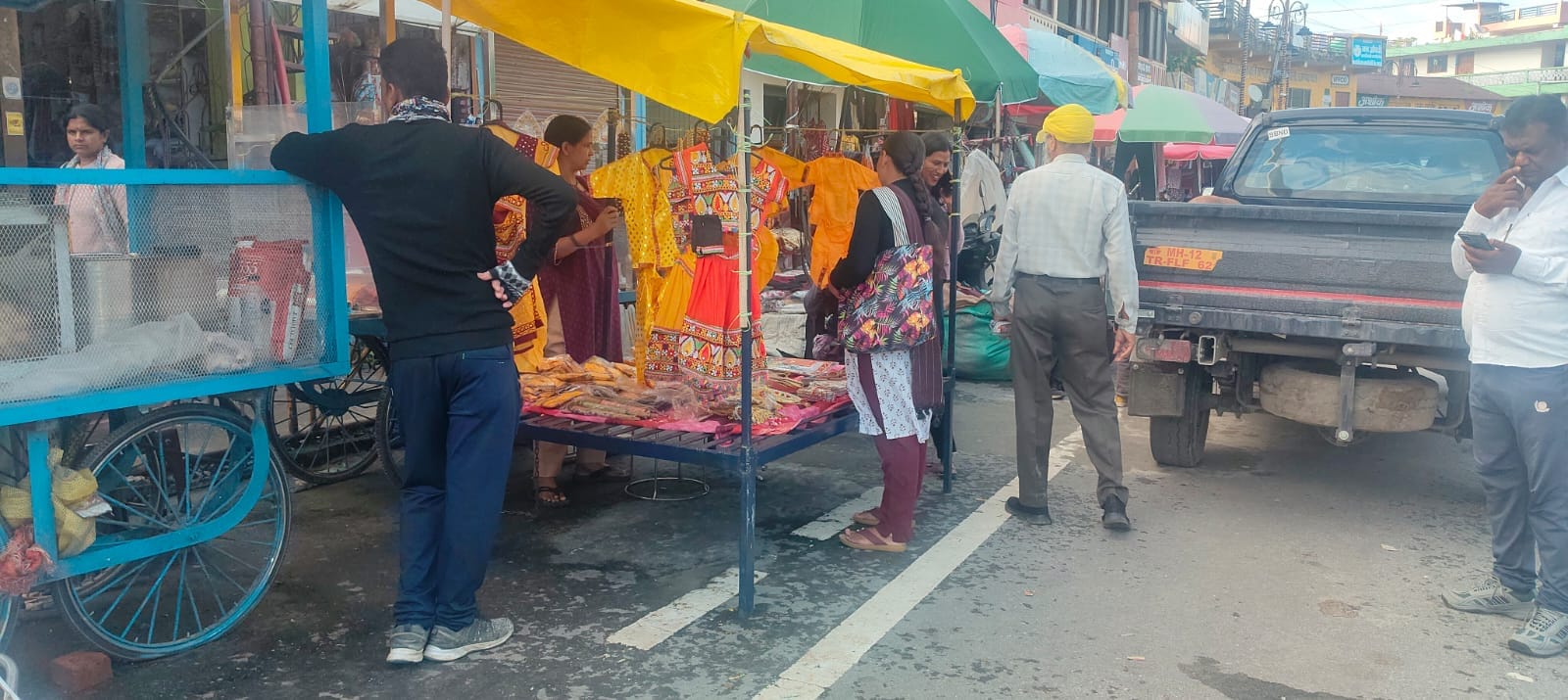 चंपावत बाजार में राधा कृष्ण की पोषाक से सजी दुकान।