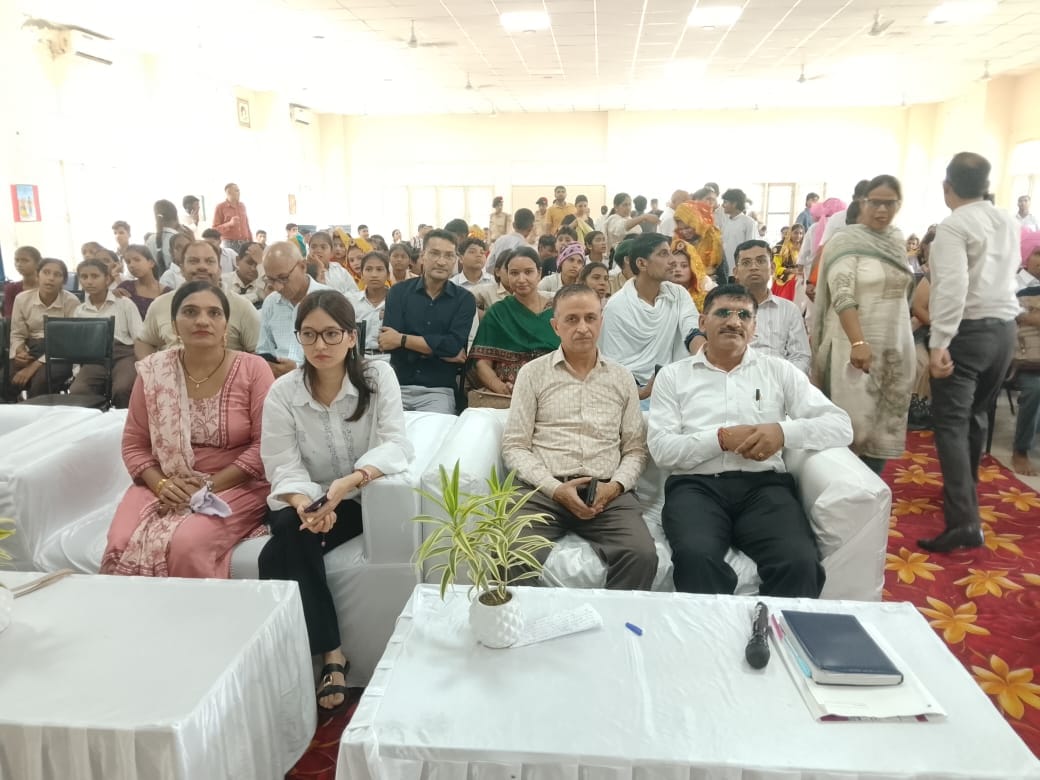 - छात्र कलाकारों की प्रस्तुतियां देखते मुख्यातिथि व अन्य अधिकारी। शिक्षा विभाग