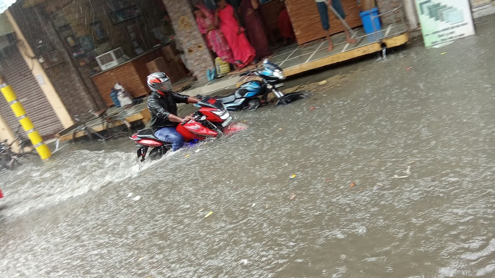 डिबाई में हुई बारिश से गली में भरा पानी। संवाद