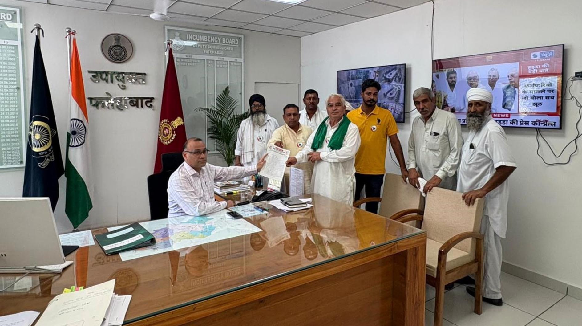  डीसी को सीएम के नाम ज्ञापन सौंपते किसान-मजदूर संघर्ष मोर्चा के पदाधिकारी। 