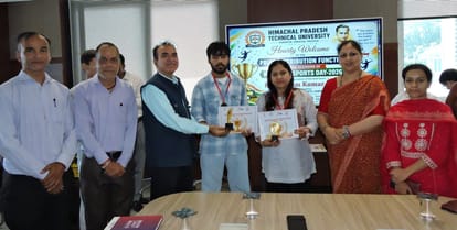 एचपीटीयू में खेल गतिविधियों में उत्कृष्ट प्रदर्शन करने वाले विद्यार्थियों को सम्मानित करते कुल 