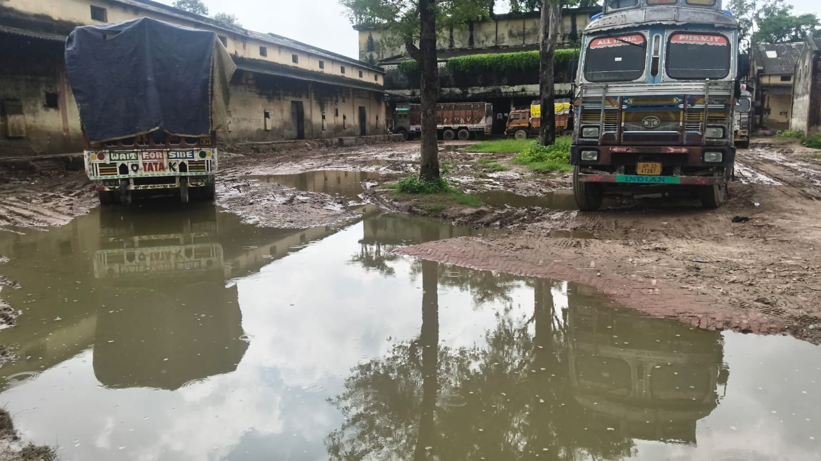एफसीआई गोदाम परिसर में भरा पानी। संवाद