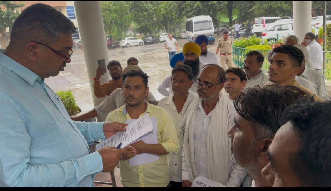 एसडीएम को ज्ञापन सौंपते गांव भूना के ग्रामीण।