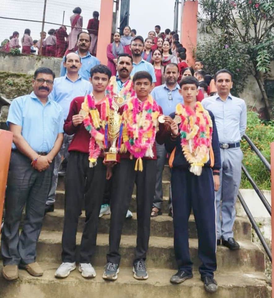 Three promising badminton players return from Delhi with gold medals; welcomed at school