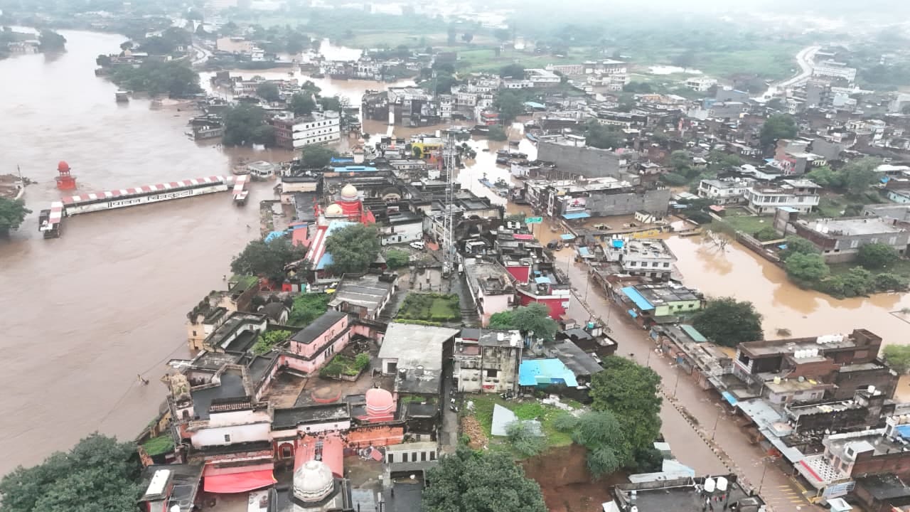 Kanpur Mandakini still in spate walls and mud houses have collapsed eight people have died in Bundelkhand