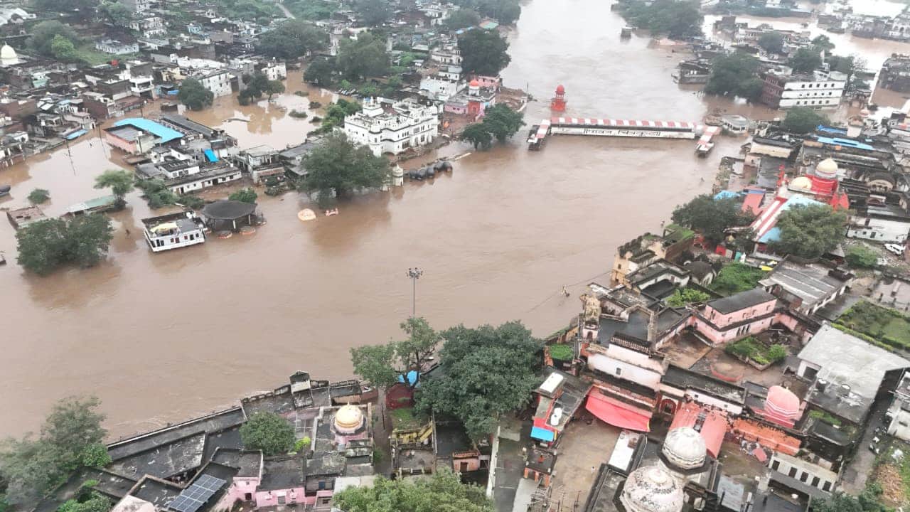 Kanpur Mandakini still in spate walls and mud houses have collapsed eight people have died in Bundelkhand