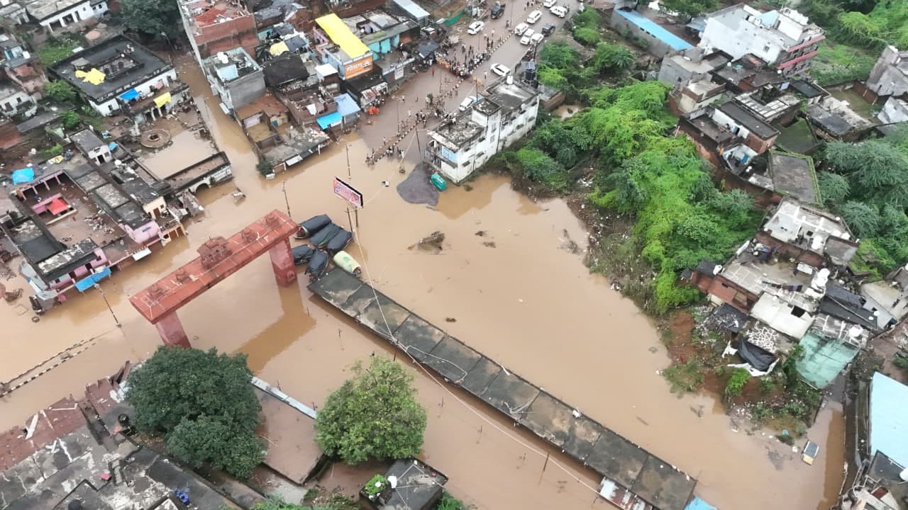 Kanpur Mandakini still in spate walls and mud houses have collapsed eight people have died in Bundelkhand