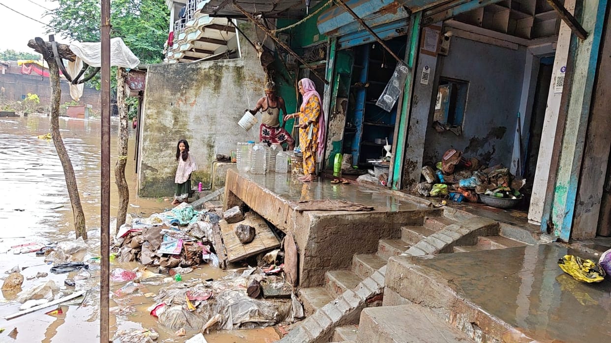 Water enters roads and houses in Taraunha; movement halted.
