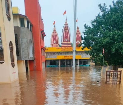 फोटो 01 सीकेटीपी 42 तुलसी पीठ मंदिर में भरा पानी। संवाद