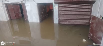 फोटो 01 सीकेटीपी 49 दुकानों के सामने भरा पानी। संवाद