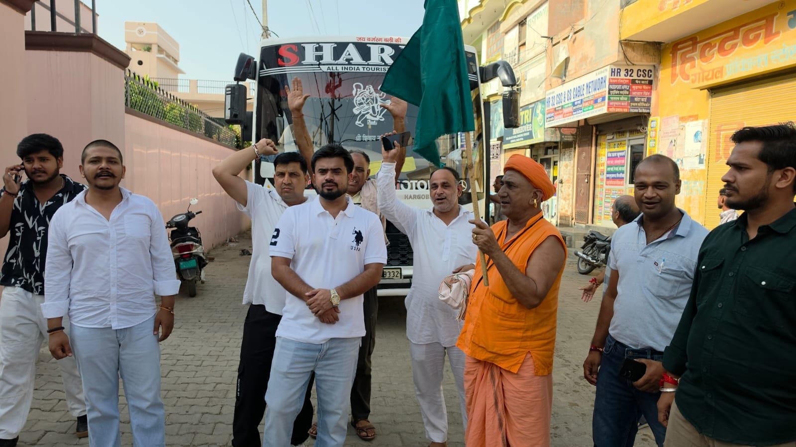 फोटो 01जेएनडी01-श्री सालासर बालाजी व खाटूश्यामजी के लिए रवाना बसों को ध्वजा दिखाकर रवाना करते म