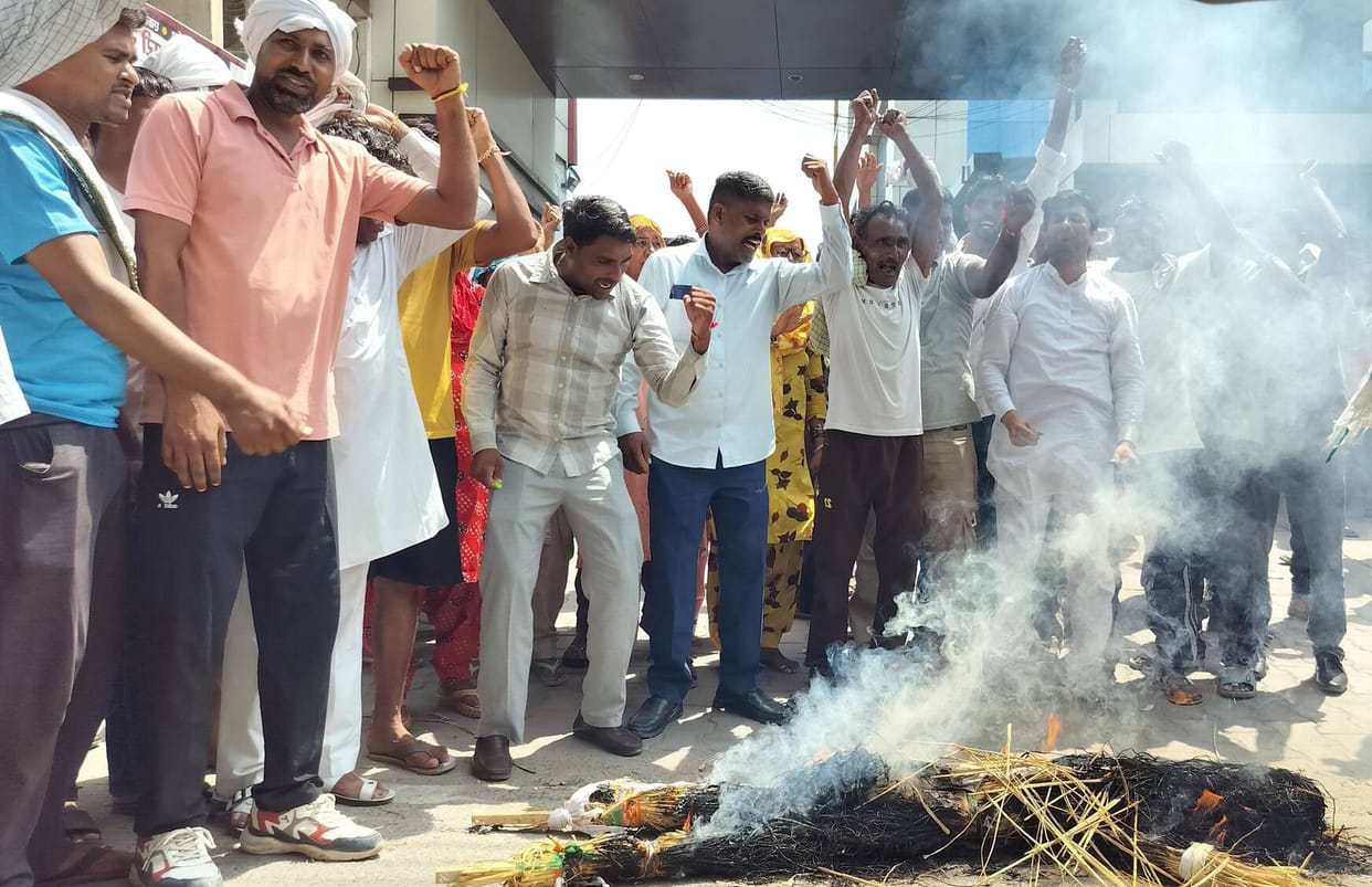 Employees burned an effigy of the government in protest against the alleged mistreatment of union leaders.