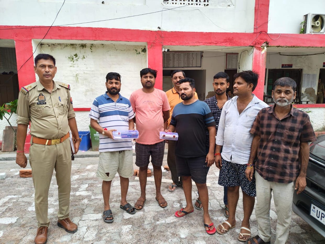 Gambling den busted at home; seven arrested.