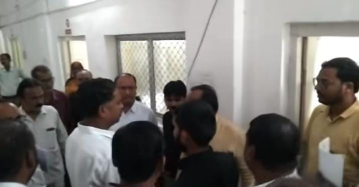 फोटो - 09 ईओ से सभासदों की होती नोकझोंक। सोशल मीडिया