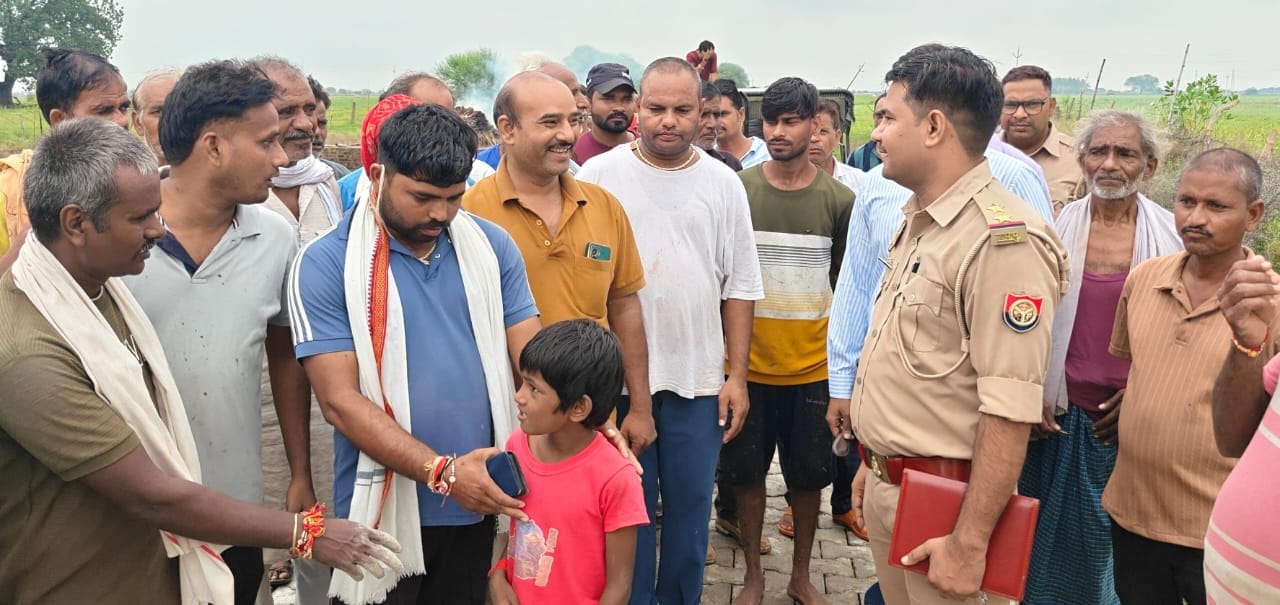 फोटो- 11 मौके पर आक्रोशित ग्रामीणों को समझाती राजस्व और पुलिस की टीम। संवाद