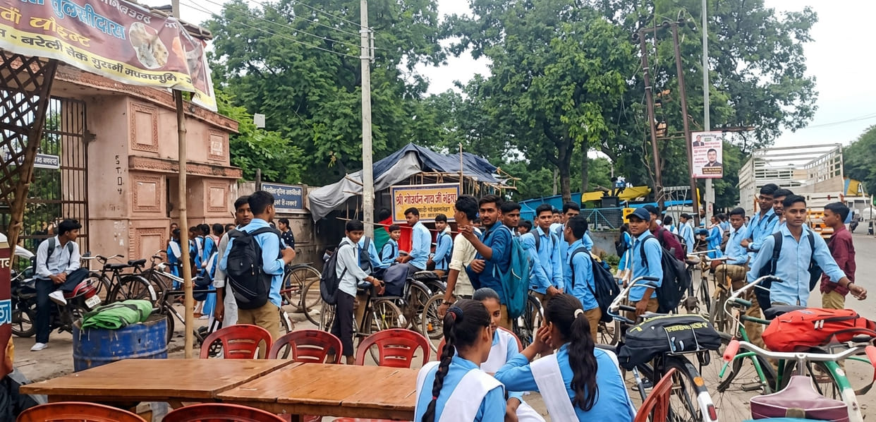 The lives of students are at risk from the college gate on the highway.
