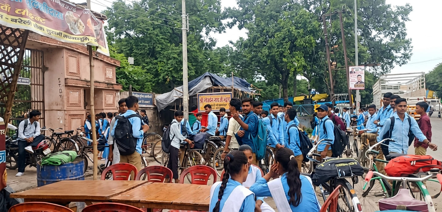 फोटो 12- संत तुलसीदास म्यूनिसिपल इंटर कालेज का राजमार्ग स्थित द्वार जिसके आधे घंटे तक बंद रहने 
