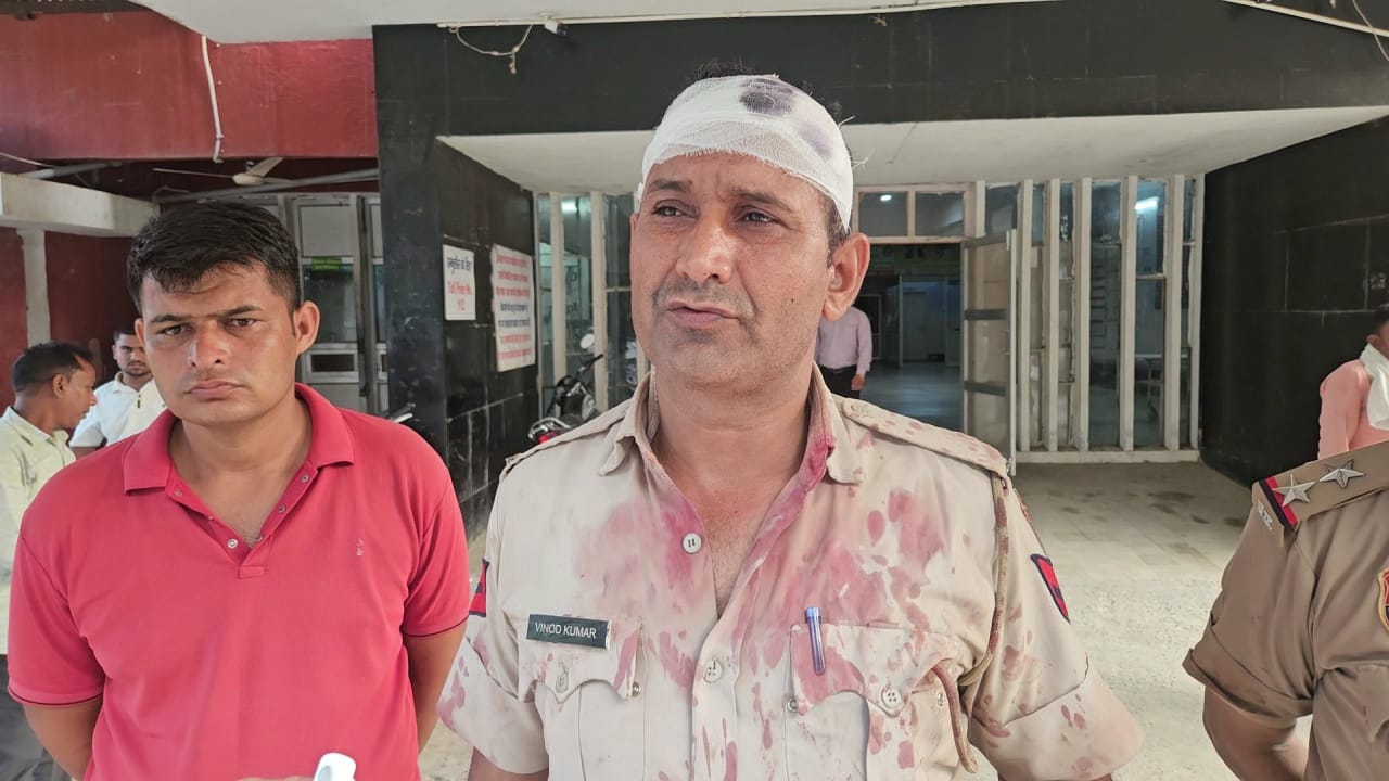 फोटो 18 नरवाना। जानकारी देते हुए घायल पुलिस कर्मी विनोद कुमार। संवाद