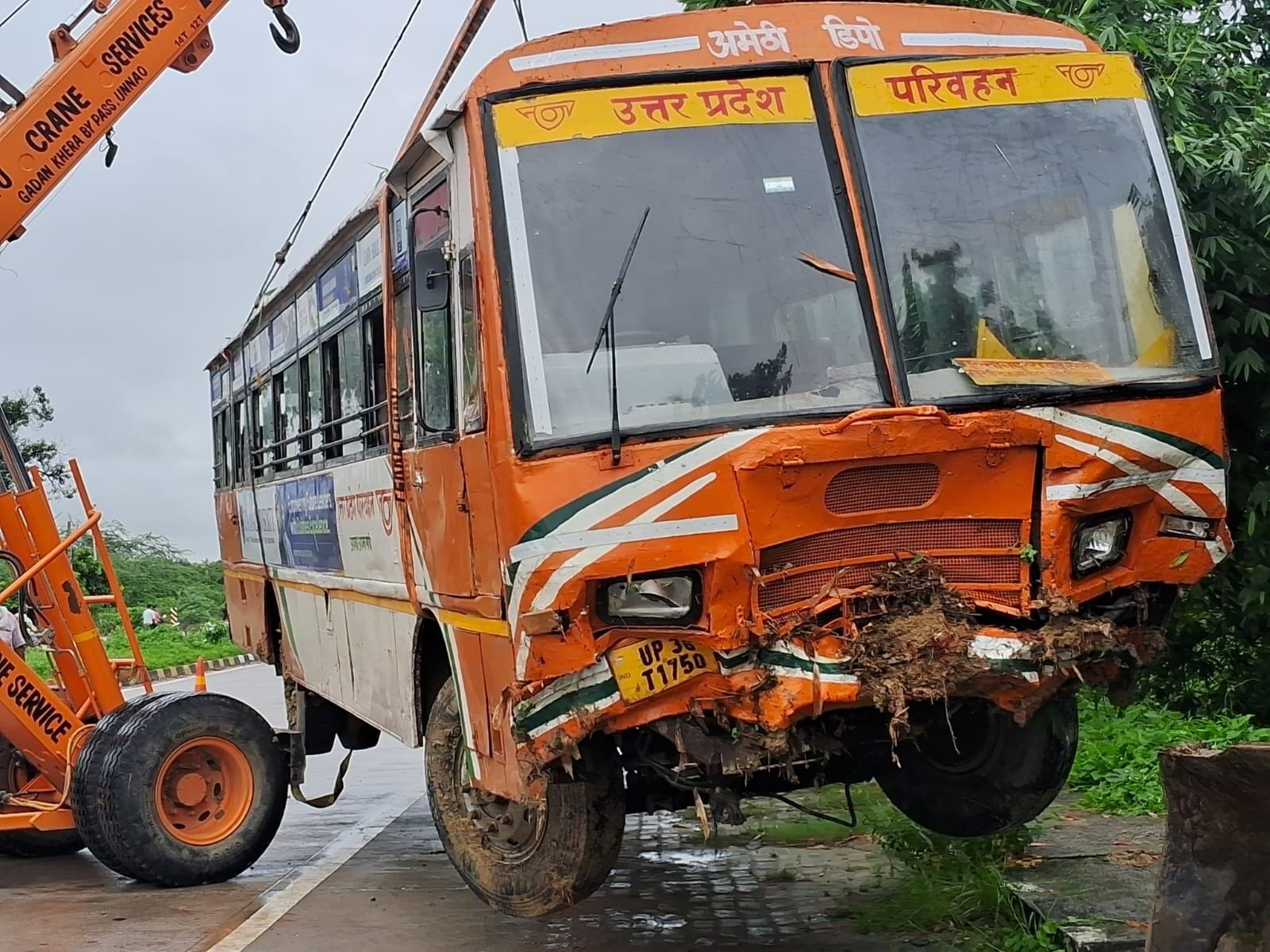 फोटो-25 हाईड्रा से हटवाई जाती क्षतिग्रस्त रोडवेज बस। संवाद