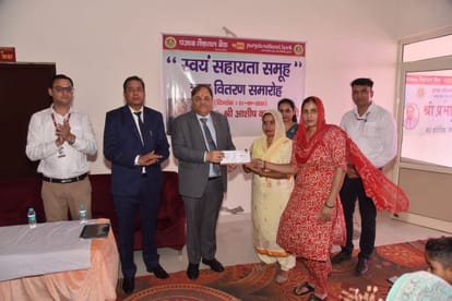 फोटो 3 नरवाना। स्वयं सहायता समूह की महिलाओं को ऋण वितरित करते हुए। स्रोत केंद्र।
