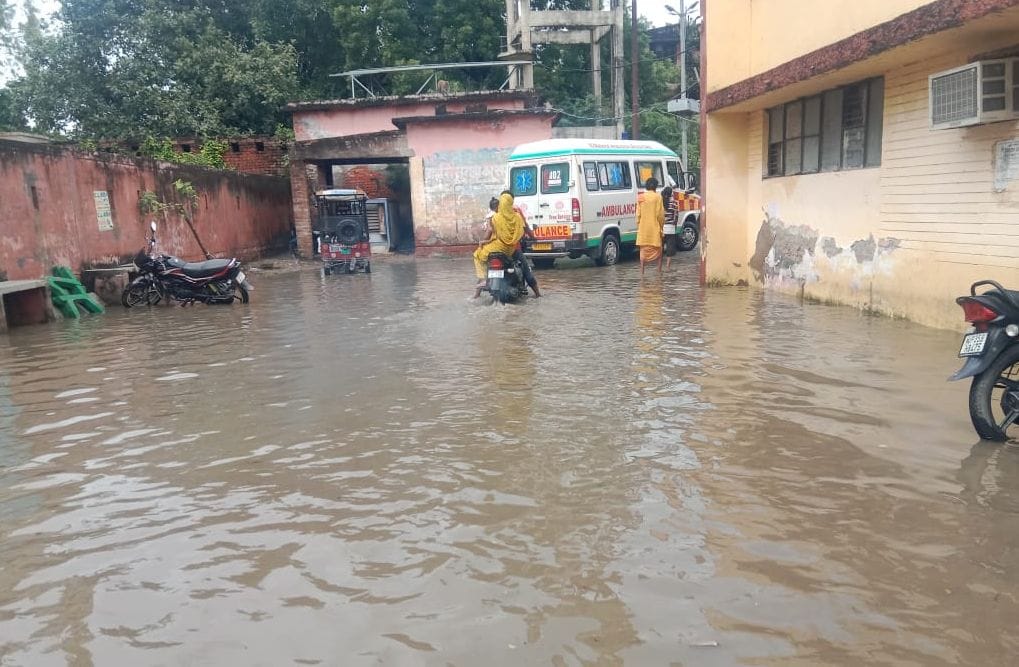 फोटो-31- बारिश से पुरवा सीएचसी में हुआ जलभराव। संवाद