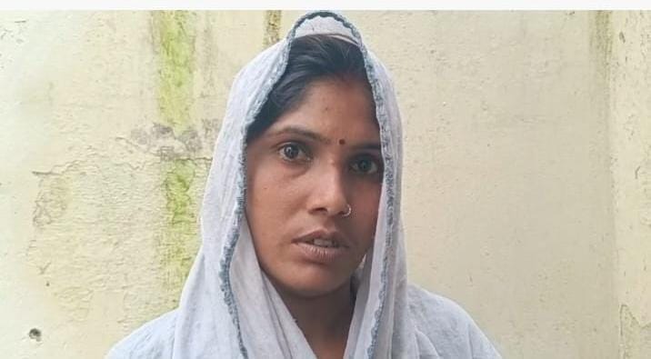 फोटो - 32 कोतवाली में शिकायती पत्र देने आई महिला। संवाद