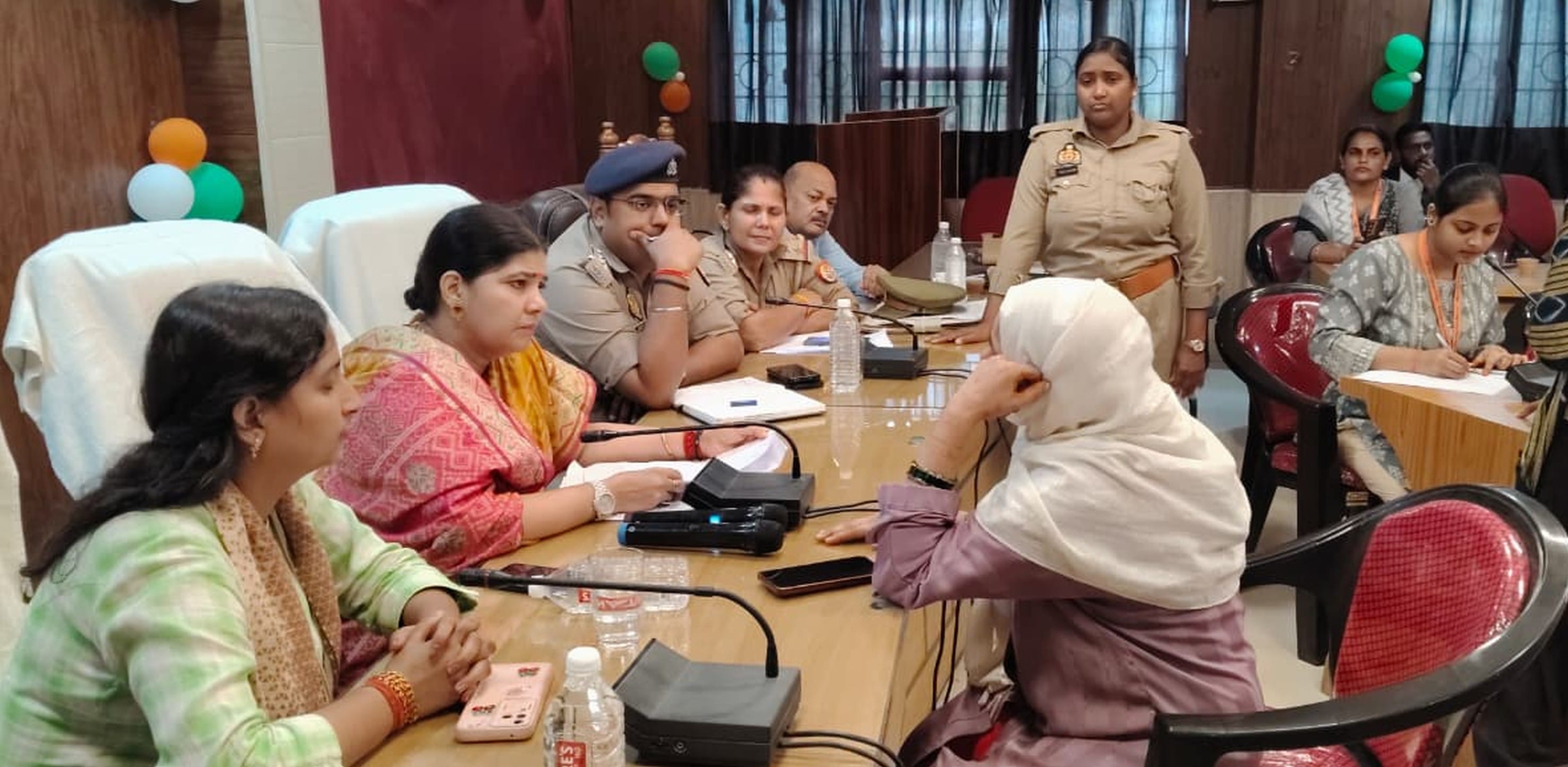 फोटो-37-बलरामपुर के विकास भवन में जनसुनवाई करती राज्य महिला आयोग की सदस्य ।-स्रोत : विभाग