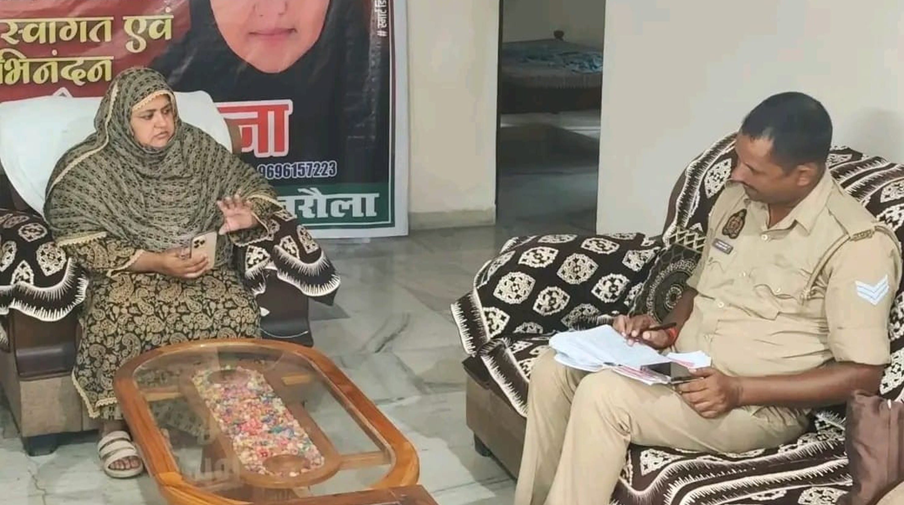 फोटो-38-बलरामपुर के उतरौला में शिकायत दर्ज कराती सपा राष्ट्रीय प्रवक्ता ।-स्रोत : सपा