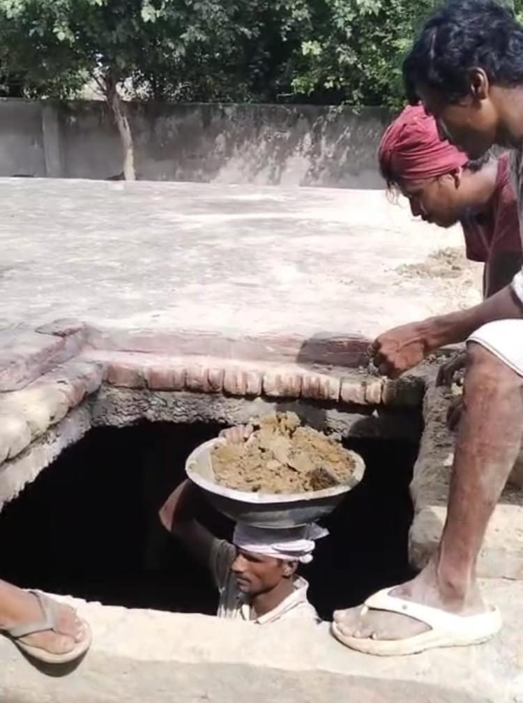 फोटो - बुटाना गांव में स्थित बुस्टिंग स्टेशन के टैंक की सफाई करते हुए मजदूर। स्रोत - प्रवक्ता